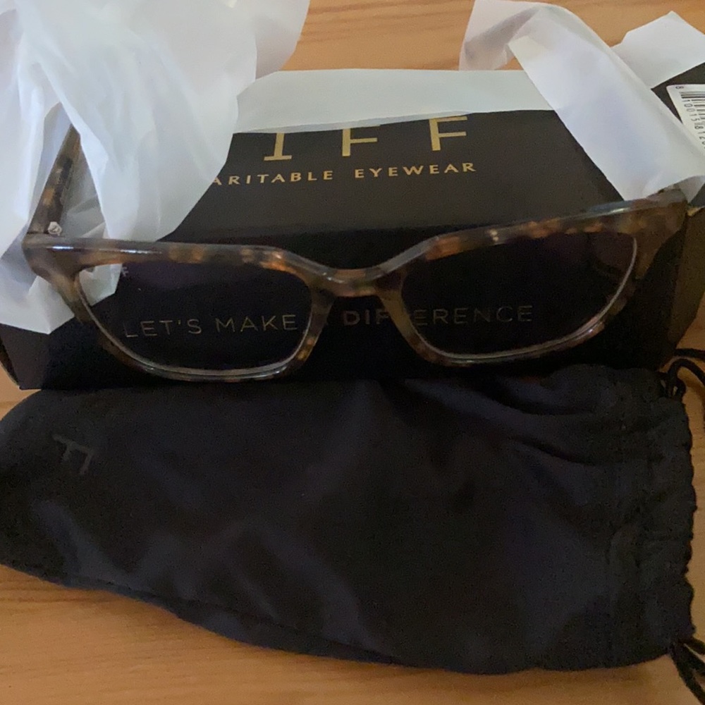 DIFF EYE WARE NWT